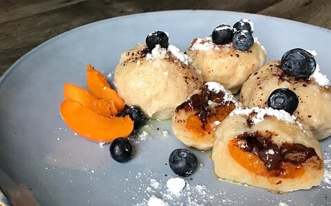Recept na ovocné tvarohové knedle s marhuľami a čokoládou