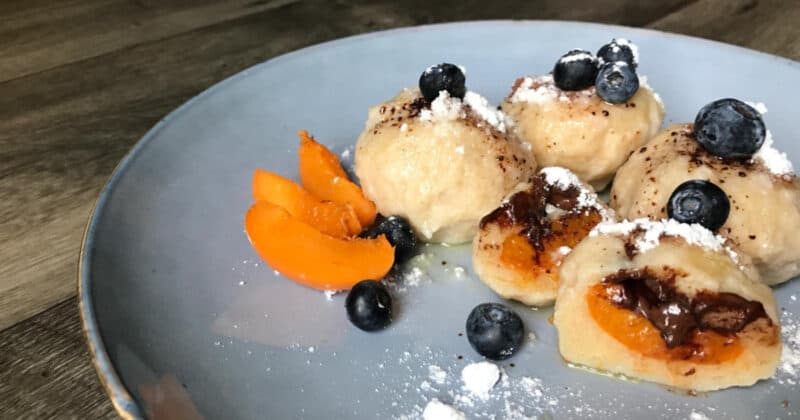 Recept na ovocné tvarohové knedle s marhuľami a čokoládou