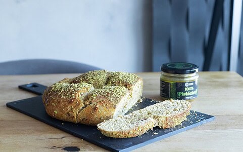 Luxusný a jednoduchý pistáciový mazanec s datľami