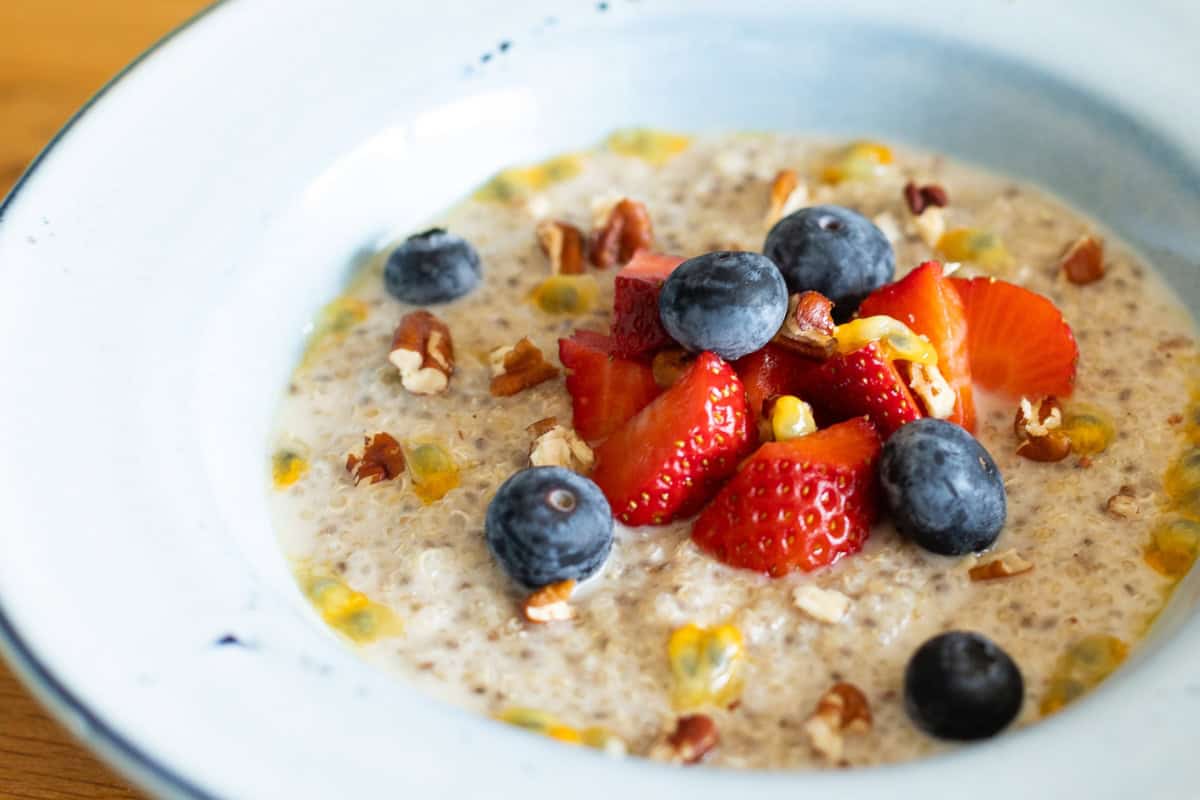 Na quinoa kaši se používá bílá quinoa