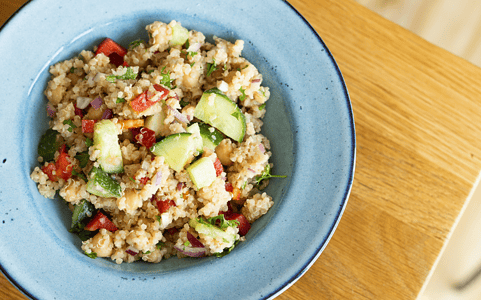 Recept: Dokonalý quinoa šalát s cícerom