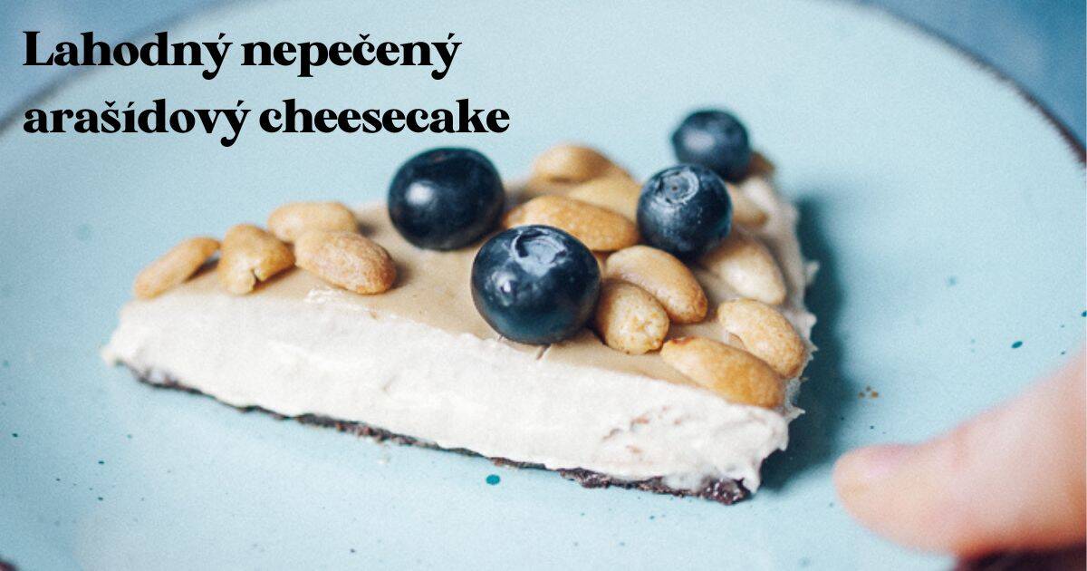 Arašídový nepečený cheesecake s burákovým máslem.