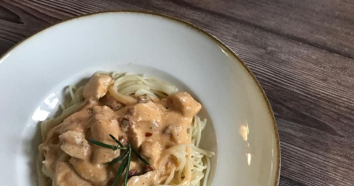 Recept: Smotanová omáčka s kuracím mäsom a sušenými paradajkami