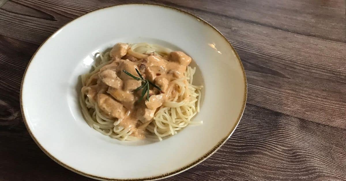 Recept: Smotanová omáčka s kuracím mäsom a sušenými paradajkami