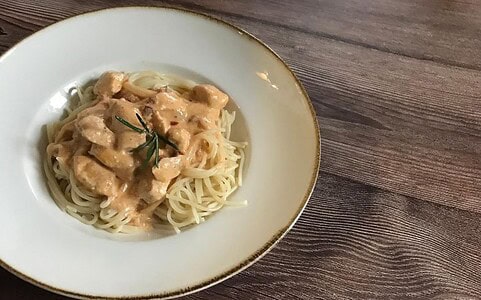 Recept: Smotanová omáčka s kuracím mäsom a sušenými paradajkami