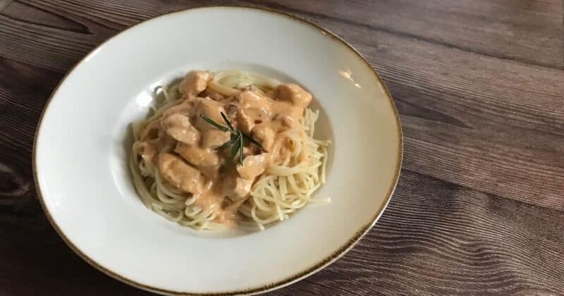 Recept: Smotanová omáčka s kuracím mäsom a sušenými paradajkami