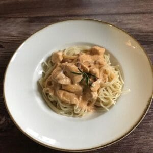 Smotanová omáčka s kuracím mäsom a sušenými paradajkami