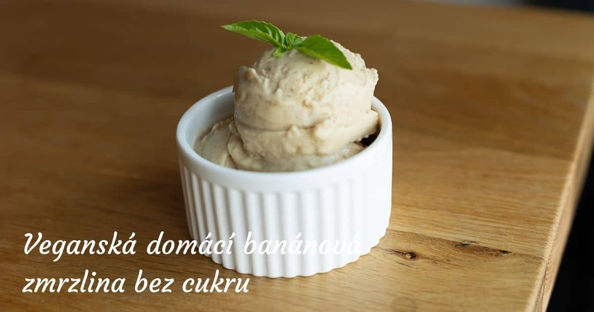 Domácí zmrzlinu zvládnete udělat bez zmrzlinovače a jenom ze dvou ingrediencí – jednodušší recept na nepečený dezert snad už neexistuje. Kromě alespoň čtyř přezrálých banánů budete potřebovat arašídové máslo a mrazák.