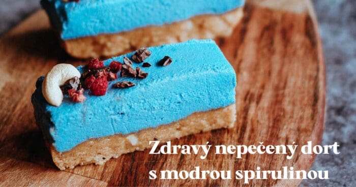 Zdravý nepečený raw dort s modrou spirulinou