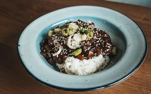 Ako pripraviť seitan: Dokonalý ázijský recept s ryžou hotový za 30 minút.