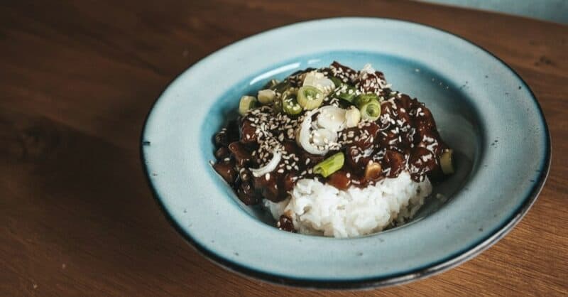 Ako pripraviť seitan: Dokonalý ázijský recept s ryžou hotový za 30 minút.