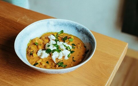 Indické kari (korma).