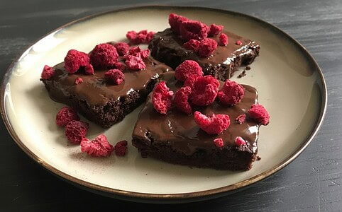Recept: Najlepšie čokoládové brownies s lyofilizovaným ovocím.