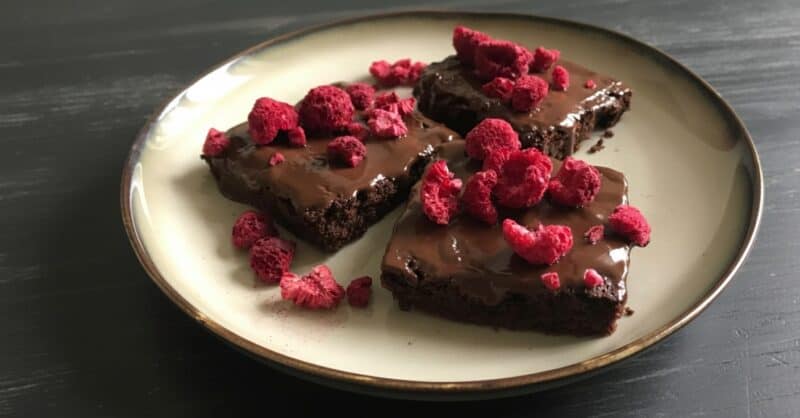 Recept: Najlepšie čokoládové brownies s lyofilizovaným ovocím.