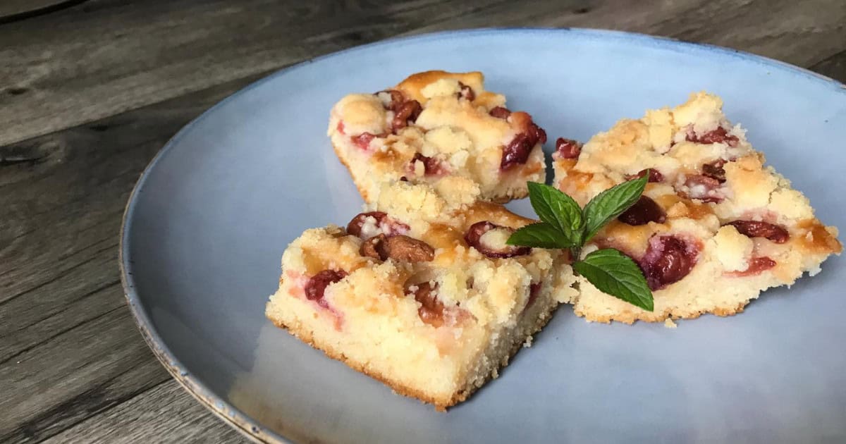 Recept: Hrnčeková čerešňová bublanina s posýpkou a orechmi