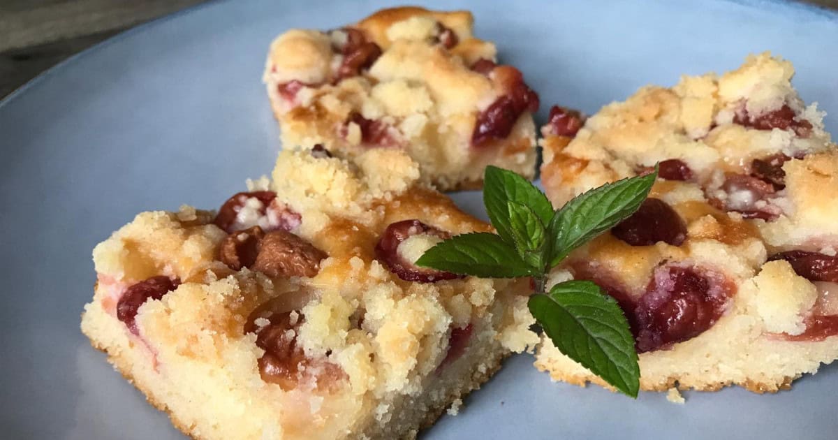 Recept: Hrnčeková čerešňová bublanina s posýpkou a orechmi
