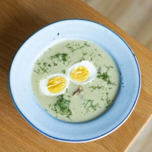 Recept: Jihočeská kulajda – bezlaktózová koprová polévka s vejcem a houbami (+ vegan varianta)