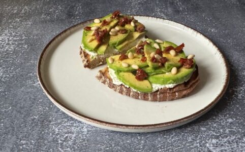 Recept: Rychlý avokádový toust s rajčaty