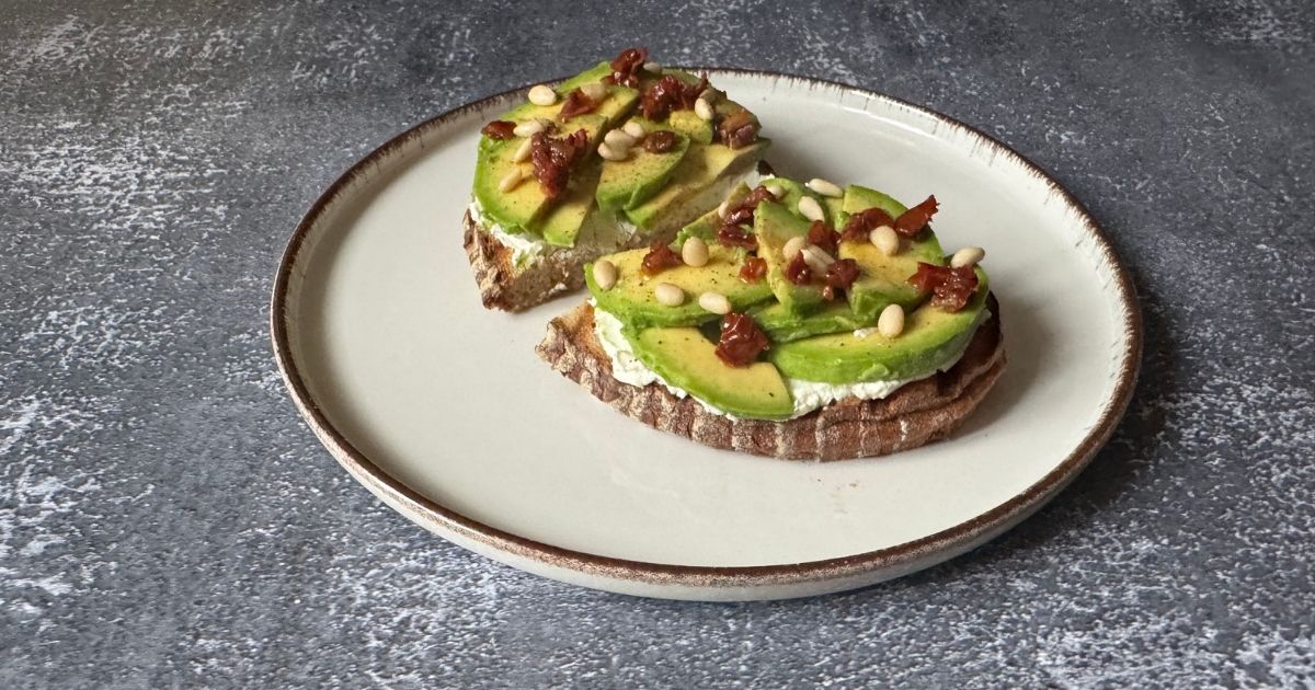 Recept: Rýchly avokádový toast s paradajkami
