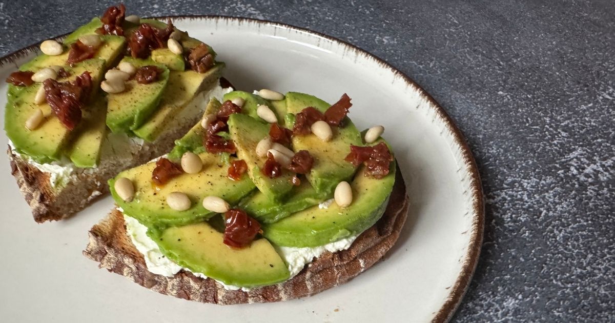 Recept: Rýchly avokádový toast s paradajkami